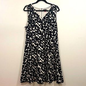 Vince Camuto Black & White Midi Dress Size L
